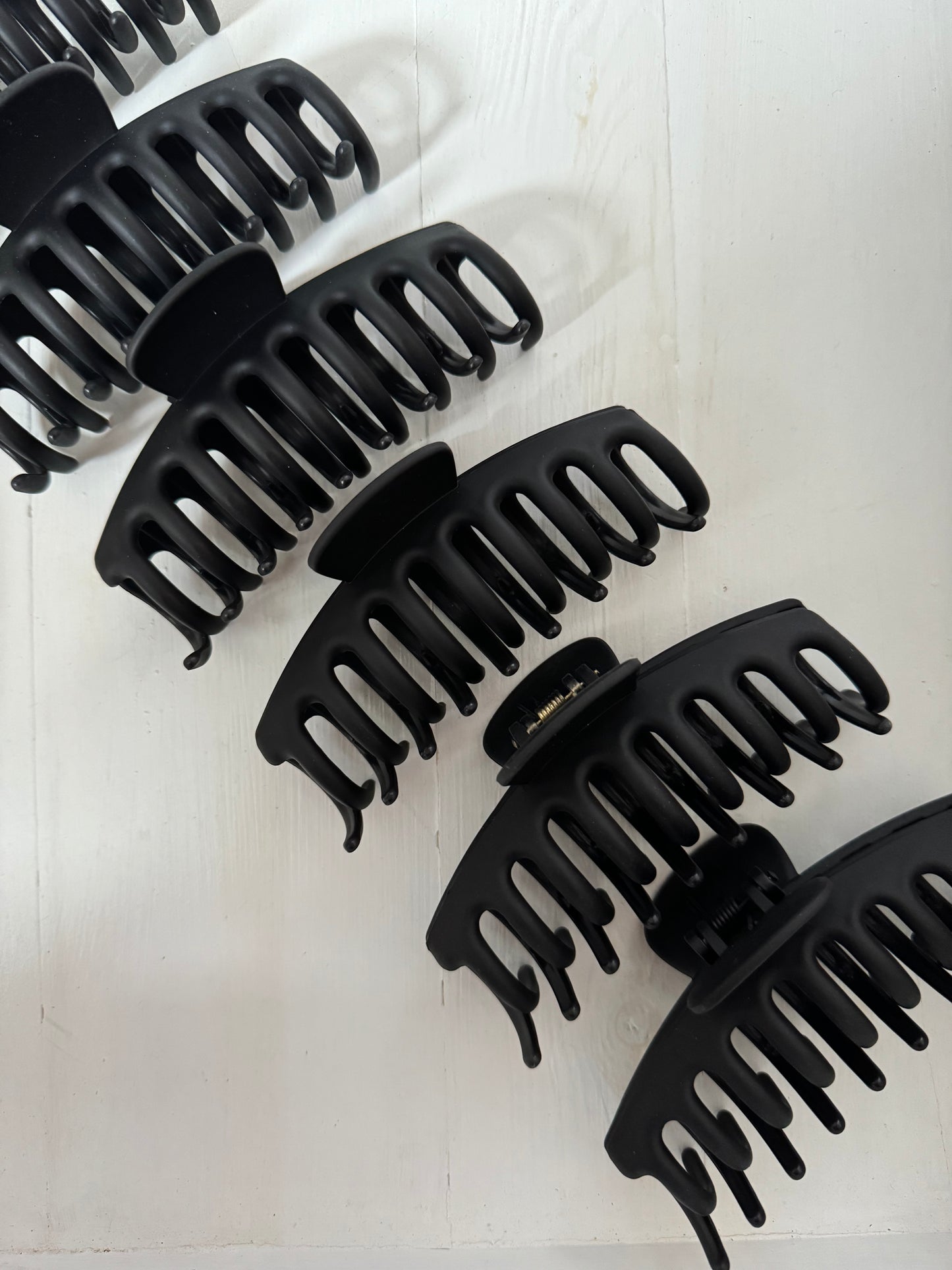 Black Large Hair Claws (4 Pack)