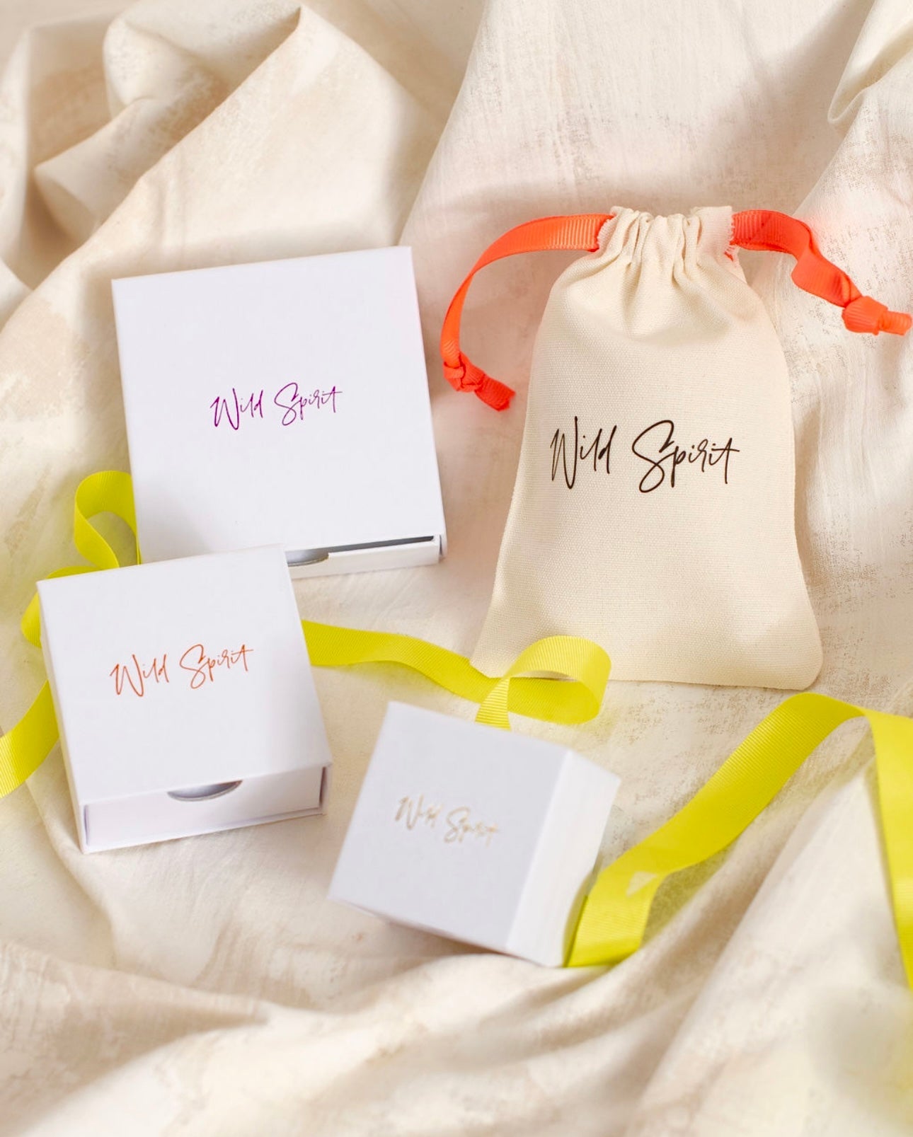 PACKAGING & DISPLAY ITEMS